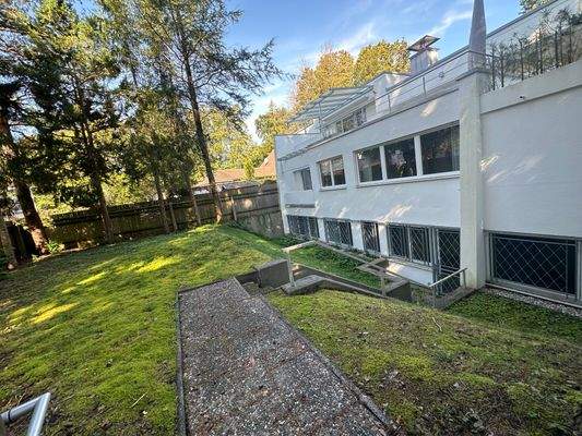 Hausansicht mit Grundstück