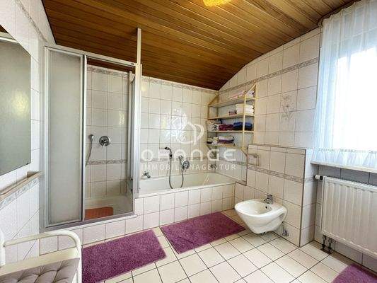 ...Platz "satt" im Wannenbad!