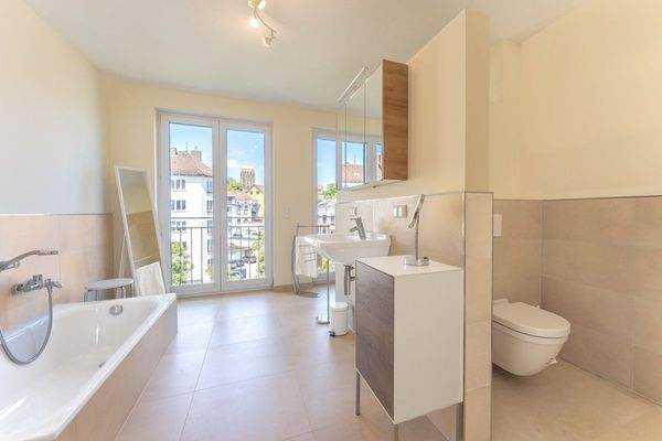 Badezimmer mit Badewanne und Dusche