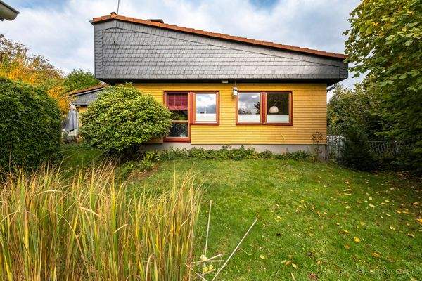 auf beiden Seiten Garten