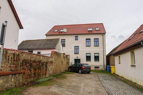 Vor dem Haus.jpg