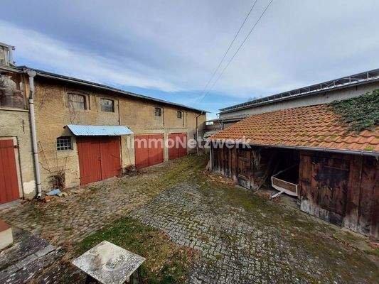 Hofansicht auf die Stall+ Schuppen