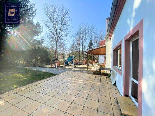 Terasse hinter Wohnhaus