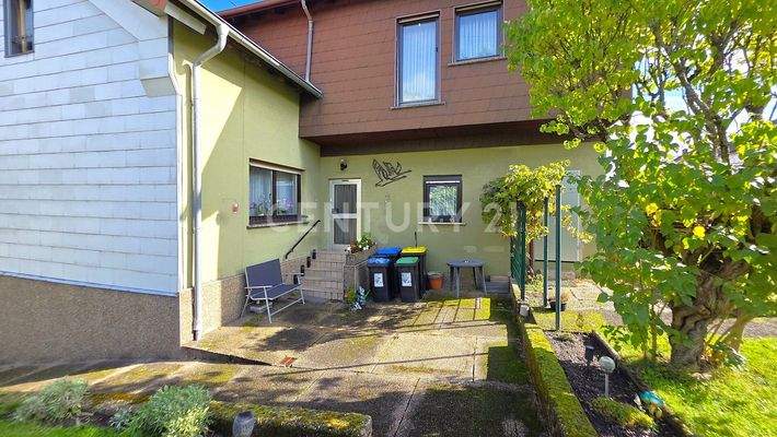 Eingangsbereich des Hauses mit Terrasse davor