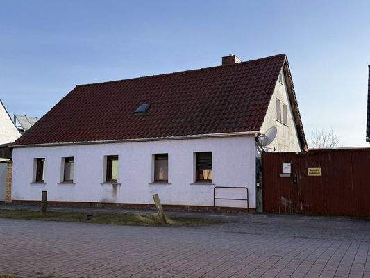 Vorderansicht mit Zufahrt