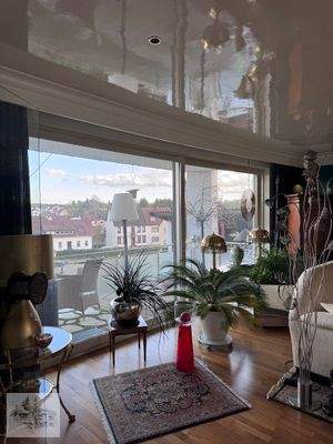 Wohnbereich mit Zugang zum Balkon