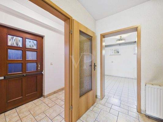 Flur im KG mit separaten Kellerzugang von außen