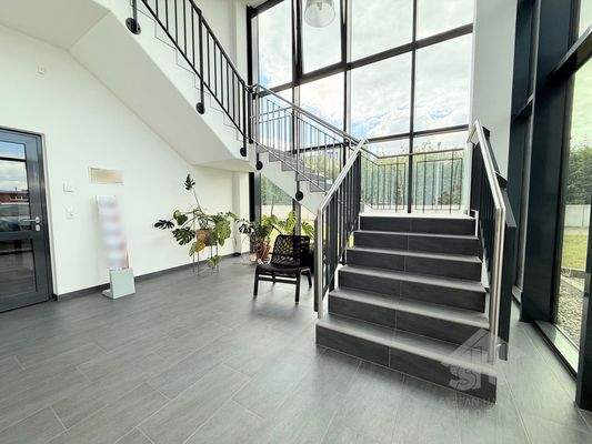 Eingangsbereich Treppe zur Bürofläche