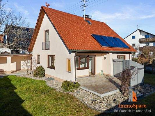 Blick vom Garten auf die Terrasse