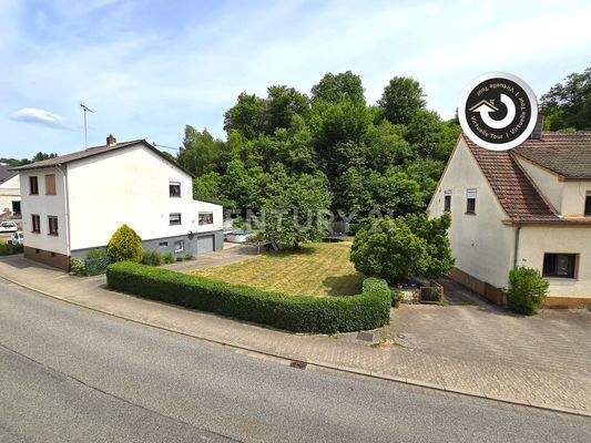 Frontansicht von der rechten Seite des Grundstücks