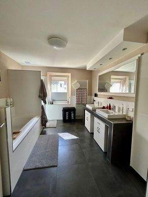 Hauptbad im OG mit 2 Waschbeck