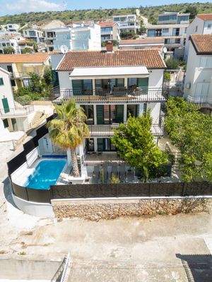 Terrasse mit Meerblick und Garten