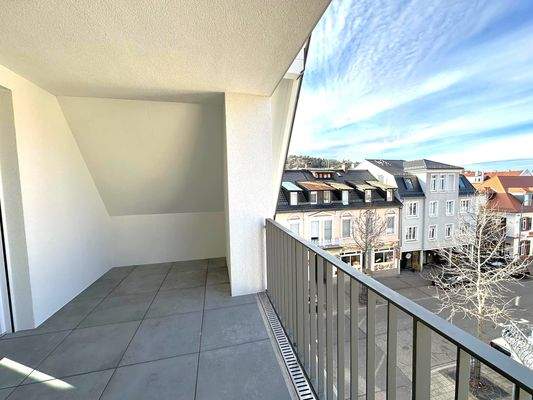 Sonnige Loggia mit Blick über die Dächer