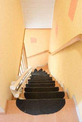 Holztreppe mit warmen Akzenten