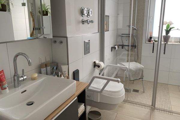 großzügiges Badezimmer mit geräumiger Dusche und Tageslicht