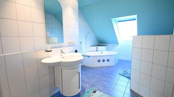 Kinderbad mit Dusche und Wanne