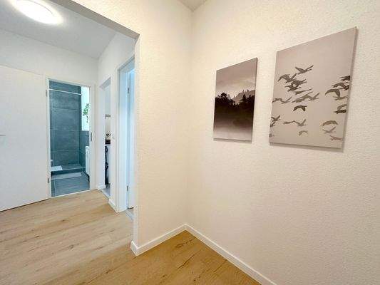 Moderner Flur mit Kunst