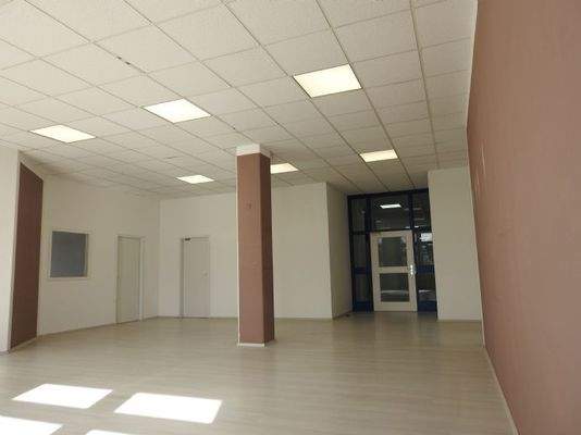 großer Büroraum_Eingang