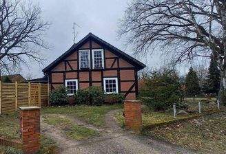 ZUWEGUNG UND STELLPLATZ