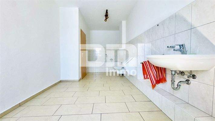 Haupthaus OG Badezimmer / Dusche / Wanne / Urinal