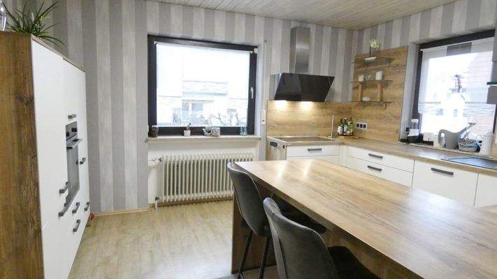 Einbauküche mit Esstresen