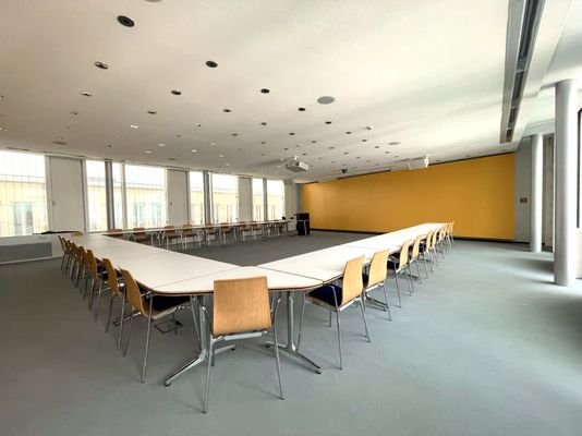 XL meeting room for a daily fee