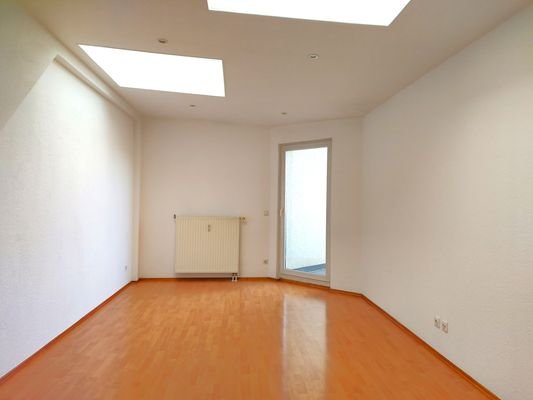 Wohnzimmer mit Balkon