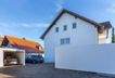 Blick auf Garage und Stellplatz