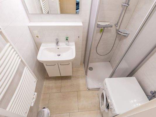 Badezimmer mit Waschmaschine