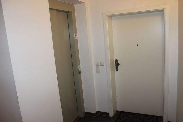 Treppenhaus mit Personenaufzug