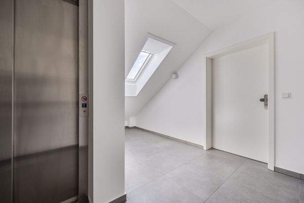 Aufzug und Eingangsbereich der Wohnung