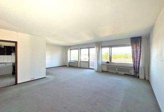 Wohnbereich mit Zugang zum Balkon