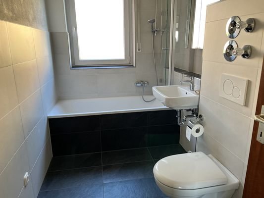 modernisiertes Tageslichtbad, u.a. mit Wanne/Duschvorrichtung