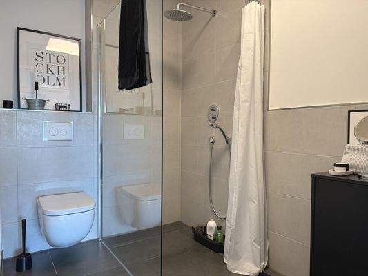 schickes Bad "en Suite" mit bodengl. Dusche