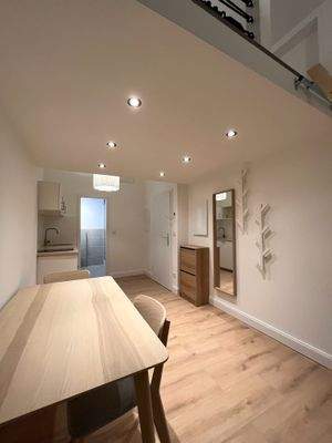 Modernes, saniertes, Apartment mit Möblierung und oberer Etage.
Letzte Sanierung: Anfang 2025