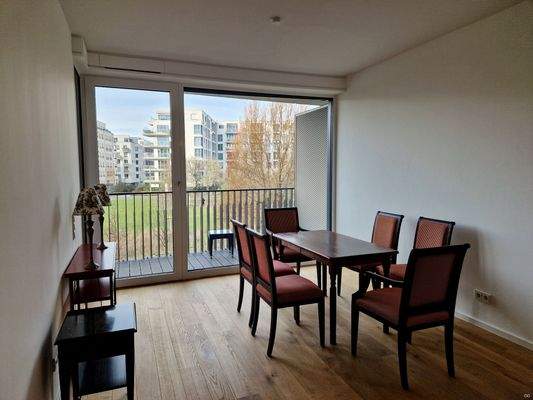 hell durch die bodentiefen Fenster 