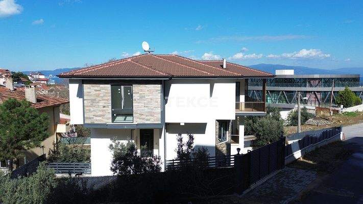Villa with Pool Within Walking Distance of the Port in Bursa Mudanya