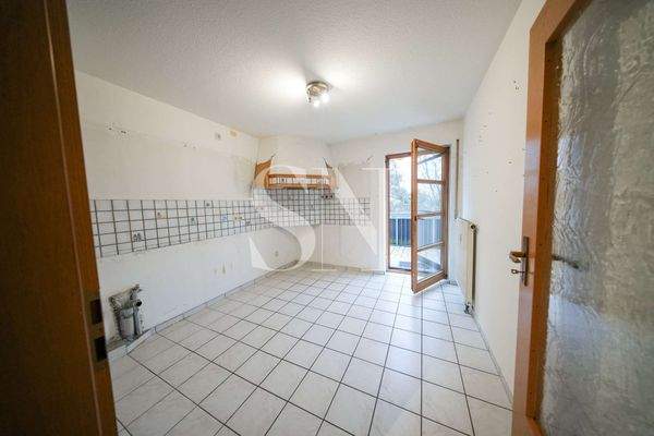 Küche mit Ausgang zum Balkon