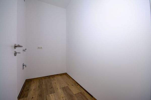 Abstellraum mit Anschluss für Waschmaschine und Trockner