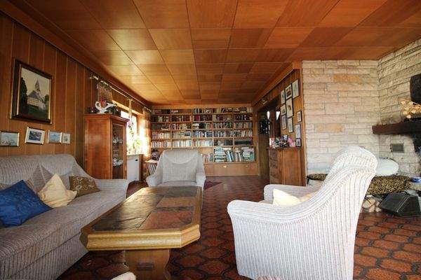 Wohnzimmer mit Bibliothek