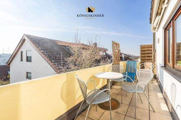 Gemütlicher Balkon mit Blick ins Grüne