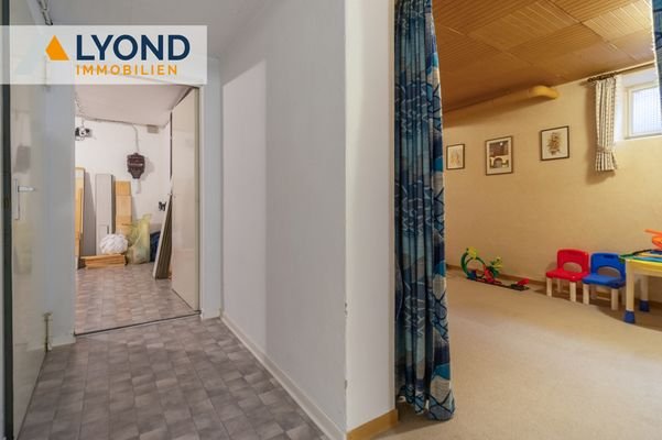 Flur / Zugang Gästezimmer/Hobbyraum