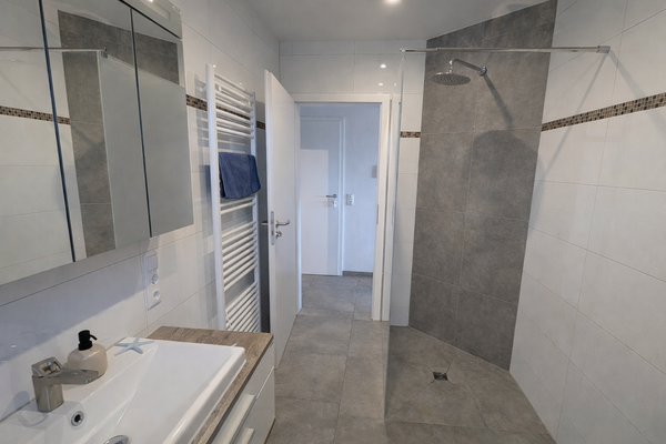 geschmackvolles Bad mit ebenerdiger Dusche