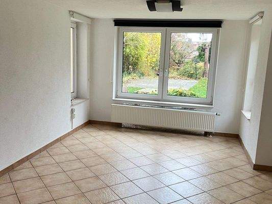 UG: Arbeitszimmer, Schlafzimmer, Büro