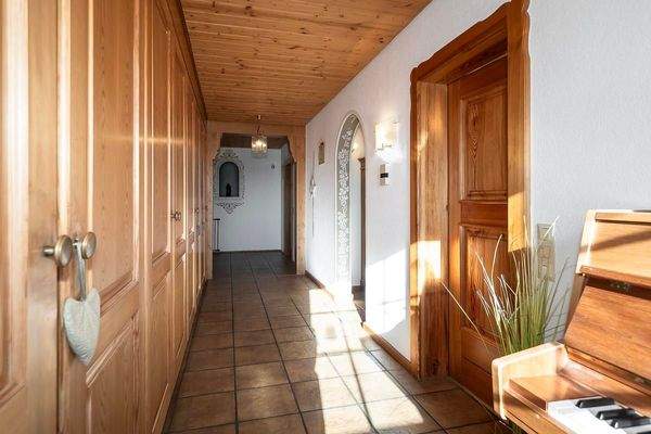 Flur mit Einbauschrank 1. OG