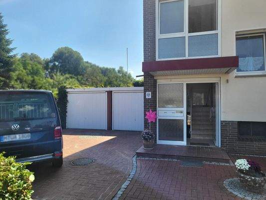 Doppelgarage rechts + Stellplatz