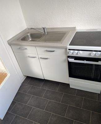 Spülenschrank und Herd mit Ceranfeld