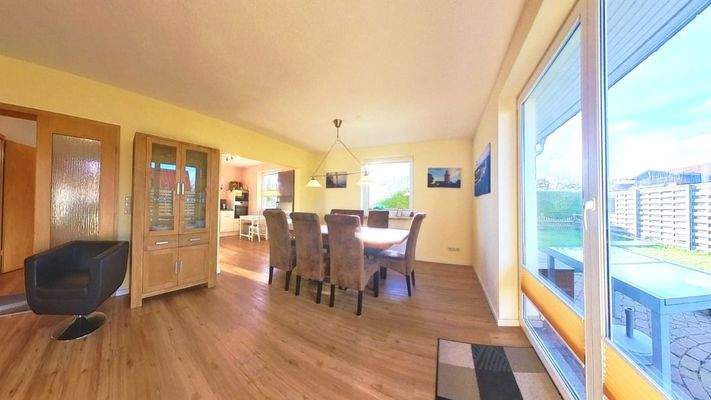 Essbereich mit direktem Übergang zur Küche und zur sonnigen Terrasse