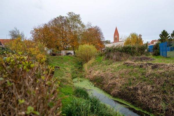 Graben in ländlicher Umgebung