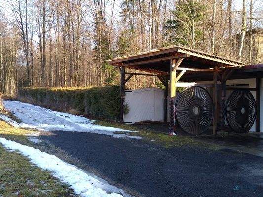 seitliche Garage und Eingang Garten